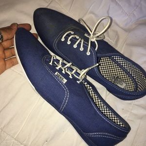 Blue pointed vans!